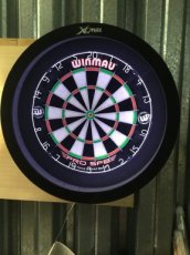 darts + surround led zwart + 6 pijlen